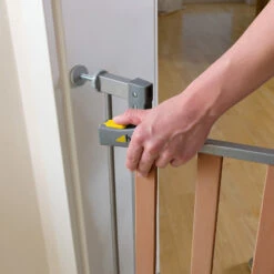 HAUCK Tür-und Treppenschutzgitter Wood Lock Safety Gate, 75 - 81cm, Silber -Ausgewählte Baby- Und Kindergeschäfte hauck tur und treppenschutzgitter wood lock safety gate 75 81cm silber 2